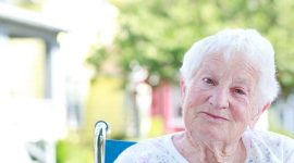 סיעודית על כיסא גלגלים